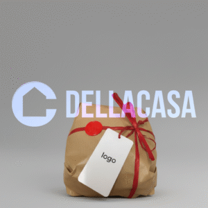 Incarto a mano in carta avana millerighe (su richiesta anche colorata), colore della rafia/corda a scelta, cartellino piatto interamente personalizzabile. Su richiesta è possibile applicare il timbro e/o ceralacca.